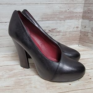 Marc by Marc Jacobs asymmetric black pumps